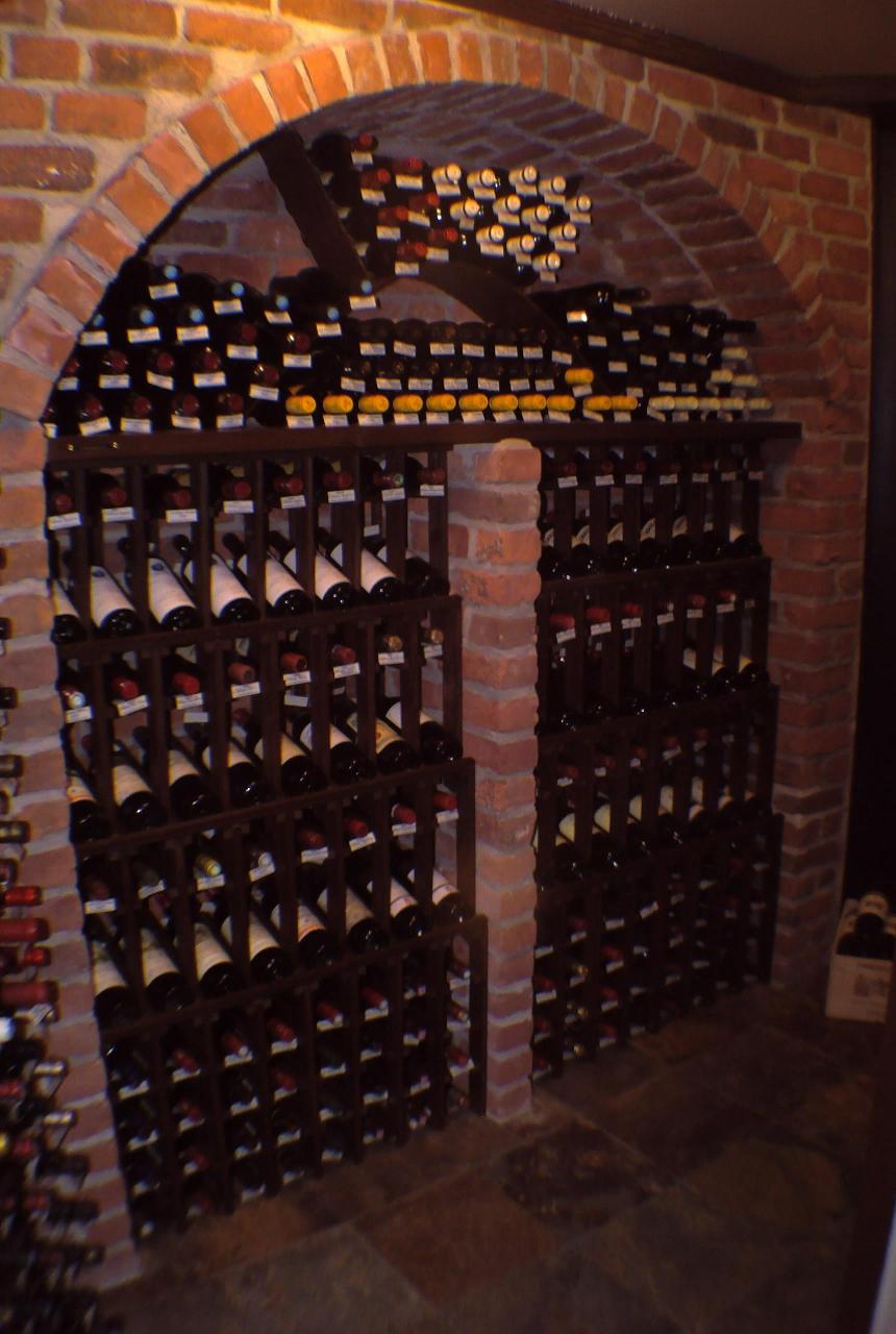 Arche en brique dans une cave à vin